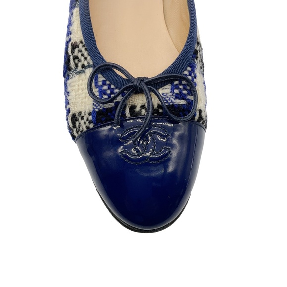 CHANEL BLUE / IVORY CC LOGO PATENT LEATHER CAP TOE CHECKERED TWEED BALLET FLATS - Picture 5 of 11